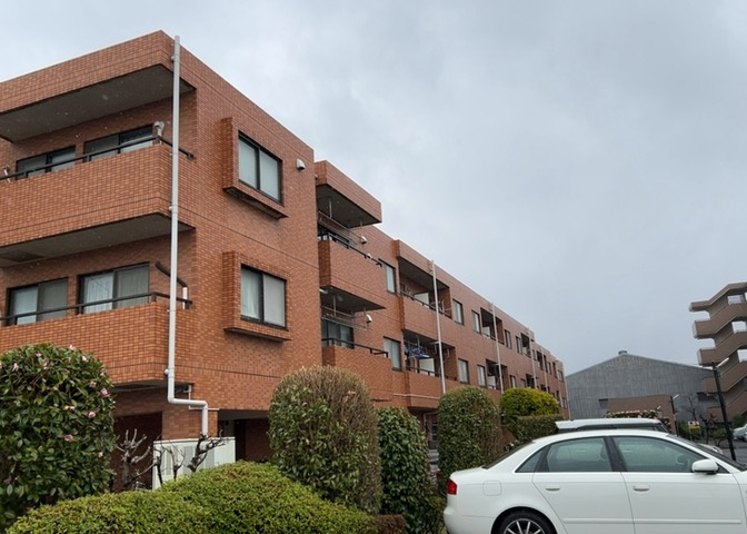 一般的なバルコニーは、奥行1.5ｍ程ですが、ワイルドバルコニーは2ｍまで広がっています。そのため洗濯物の間隔をあけ干すことができ、乾きやすいというメリットや、ガーデニングが楽しめる等の特徴があります。