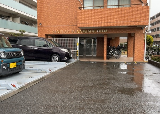マンションの駐輪場は、事前に空きがあるか確認を取ると安心です。せっかく入居したのに駐輪スペースがない！なんてことになったら大変ですよね。そこで、内見時や購入前にはまず事前に確認しておくと良いでしょう。