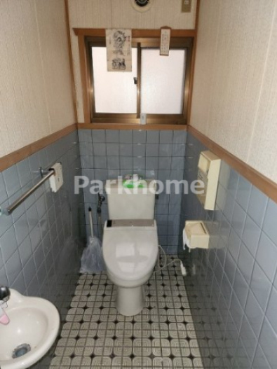 落ち着いた色調のトイレです