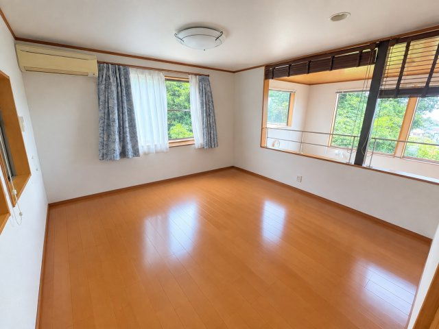 2階8帖洋室です。8帖あるため広々としているお部屋になります。※AIで写真を加工しています。