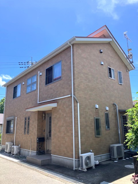 飽きのこないブラウン系の外壁♪陽当たりも良好☆