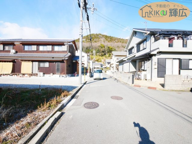 前面道路は広々としておりますので、お車運転が苦手な方でも安心ですね。