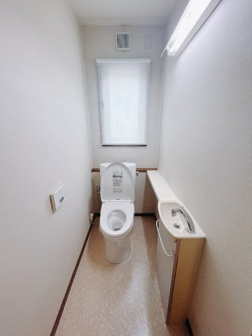■トイレ｜2階、3階にもトイレをご用意しております♪窓付きなので常に換気もでき、綺麗保てます♪