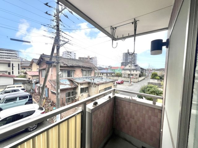■バルコニー｜共働きのご家庭に嬉しい屋根付きバルコニー！急に雨が降ってきても安心です♪