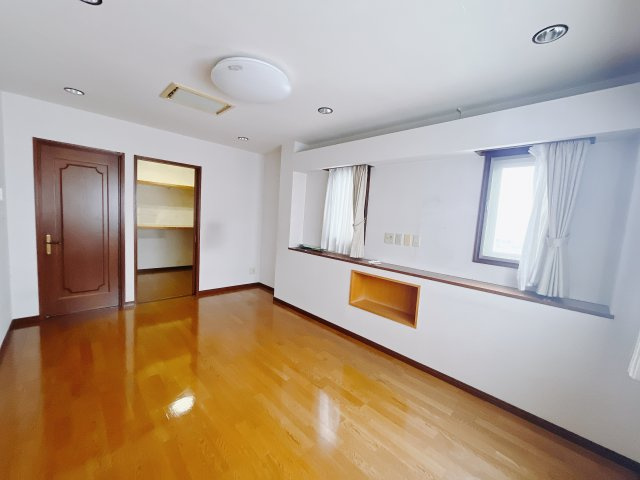 ■主寝室｜ダブルベッドを置いても充分な広さのお部屋に設けております。お子様と家族みんなで寝るのも夢じゃありません♪窓からは光が差し込むので日中でも明るいお部屋です。