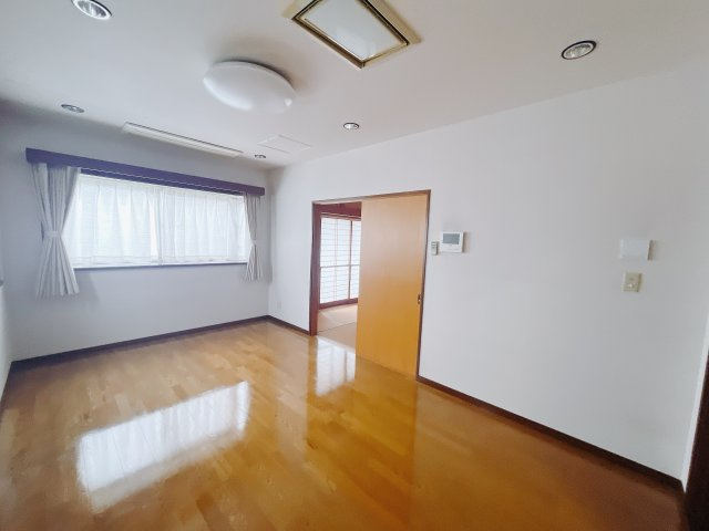 ■主寝室｜主寝室には大きな窓をご用意しています。日中はあたたかな日差し差し込み自分時間も充実できますね＾＾