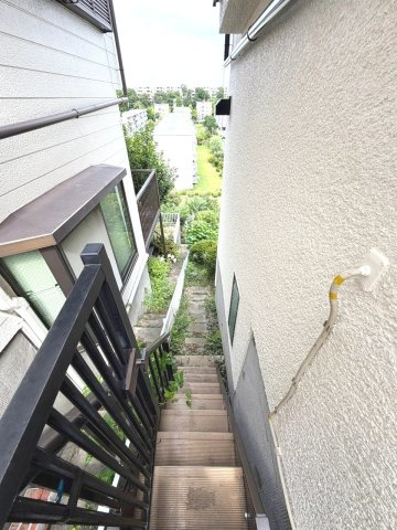駐車場の奥に階段からは建物後ろの庭部分にいけます
