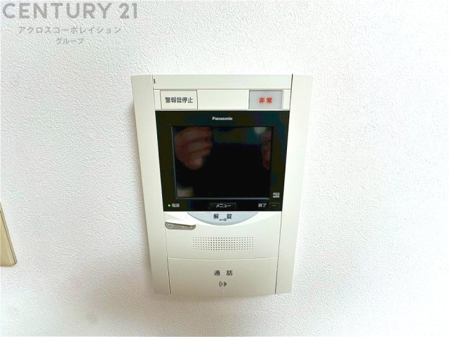 訪問者が来たときにテレビ画面で確認できるため、安心してドアを開けられます。録画機能があるものもあり、留守中に来訪者を記録しておくことができます。利便性が高く、セキュリティ面でも安心です。