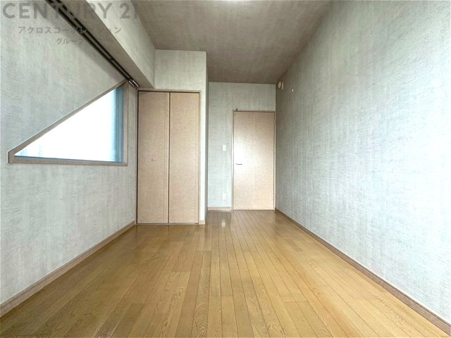 明るい色合いのフローリングとクロスを使用した洋室は家具やインテリアとも調和しやすく空間が広く感じられ開放感を生み出します。自然光を効果的に反射し、室内を明るく保つため、日中の照明使用を抑えられます。