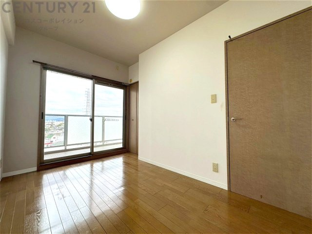 子供部屋…創造性や成長を促す遊びの空間を提供。学習や趣味に集中できる環境を整えます。個別のプライベートスペースは自己表現と自立心を育み、心地よい睡眠環境を整えリラックスできる場所を提供。