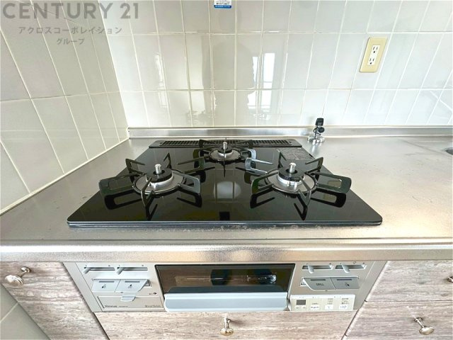 多数の調理器具を同時に使用でき、料理の効率化が可能。省エネで節約になり、様々な料理スタイルに適応できます。また、火力調整が独立しており、手入れや掃除もしやすく、今よりもっとお料理が楽しくなるかも。