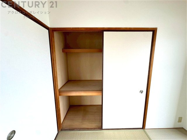 押入れは季節の衣類、寝具などを収納できます。伝統的な美しさと実用性が融合し、収納物を保護する調湿・換気効果があります。使い方によっては書類や小物なども効果的に整理でき空間を有効活用できます。