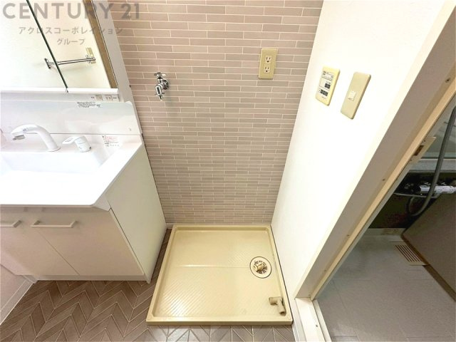 洗濯物の仕分け作業がしやすく、整理整頓が容易になります。洗濯音や湿気を他の部屋に持ち込まず、生活環境を快適に保ちます。上部を活用すれば収納スペースを確保でき洗剤や洗濯用品の整理もしやすくなります。