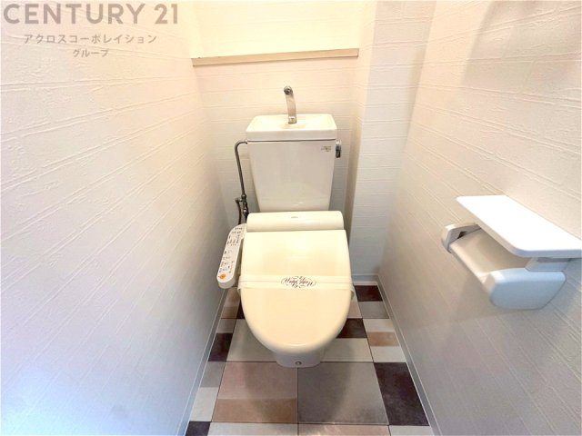 温水洗浄便座付トイレは温水洗浄機能により、暖かい水でおしりを洗浄することができ、冷たい水を使う従来の便座に比べ、温水洗浄機能で暖かいトイレを提供し、快適な使用を可能にします。