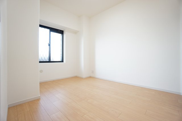 北側約5帖の洋室♪共用部の廊下と面していますが、角部屋でアルコープ付きなので通行人を気にせず過ごせます♪