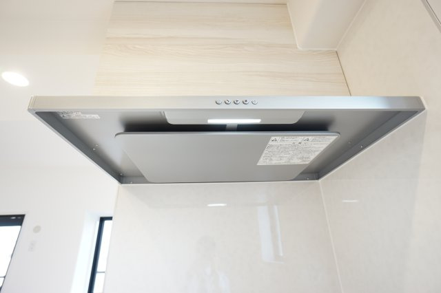 スタイリッシュな換気扇を採用。3段階の強弱から選択できます。手元灯もあり作業がしやすい仕様です。