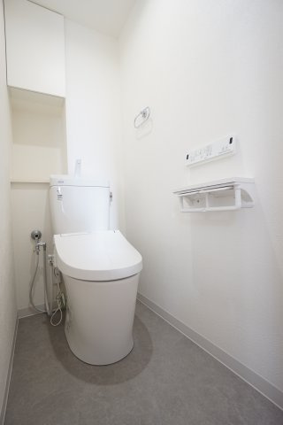 【新品】トイレ本体、温水洗浄便座交換済み♪壁付けリモコンタイプでお掃除らくらく♪背面には棚があり、トイレットペーパーなどのストック置き場として使用可能♪