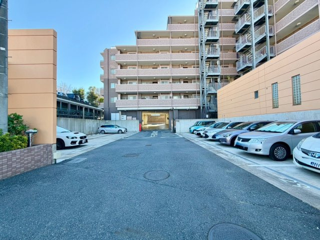 敷地内駐車場完備しております！空き状況はお気軽にお尋ねください！