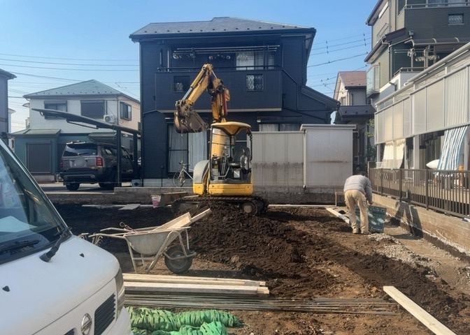 バルコニーは、室外の専用スペースのうち、「屋根がなく開放された空間」であるものを指します。ベランダより広いタイプのものが多く、日当たりもよいため家庭菜園などを楽しみたい人にとって適した環境となります。