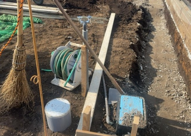 敷地内には、散水栓や立水栓があります。水道水を直接利用できるため、水を運ぶ手間を省くことが出来ます。大量の水を必要とする洗車作業や清掃などに役立ちます。その他設備とあわせて、現地でご確認ください。