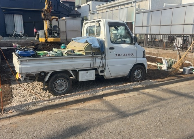 現地に行くなら、物件の周囲の地形がどうなっているかを見ることも大切です。周辺より低くなっている土地では、大雨などで水が集まりやすいため、地盤が弱くなっているということも考えられるため、注意が必要です。
