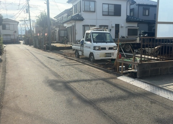 道幅が狭い場所は比較的土地の値段が低いことが多く、また交通量が少ないため騒音が少なく静かな環境で過ごせます。また、小さいお子様がいるご家庭も安心です。一方で車の駐車が難しいというデメリットもあります。