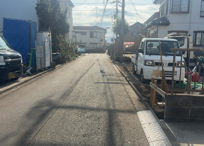 道幅が広い場所は日当たりや風通が良好です。幅が広いのですれ違いも可能ですし大きな車でも駐車可能！一方で、大型車が通ることも多くなるため交通量の増加により騒音に繋がります。また土地の値段が高くなります。