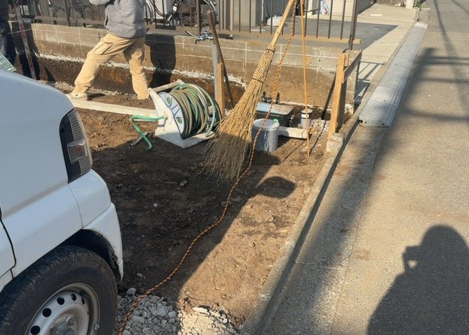 庭のある家に住むことのメリットとして、子どもたちの遊び場を確保できること、ガーデニングや家庭菜園を楽しめること、明るさを確保できることがあります。また、配置を工夫することでプライバシーが確保できます。