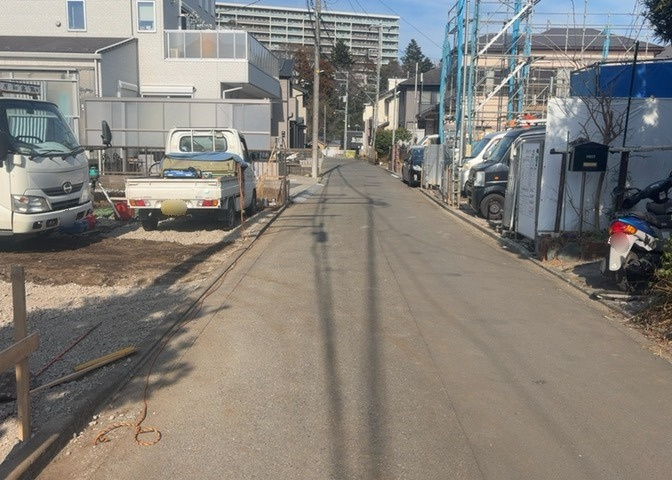 お持ちの車種によっては前面道路が広い方が便利でしょう。しかし、前面道路が広ければその分交通量が多くなるため、騒音などが気になる場合があります。実際に現地を見学し、周辺交通量や騒音などを確認しましょう！