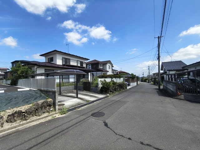 6ｍの広々道路と南北に伸びた道路の交差点が駐車場前にあります。駐車がしやすい環境と陽当り通風ともに良好です。大通りではないのも暮らしの大きなポイントです。