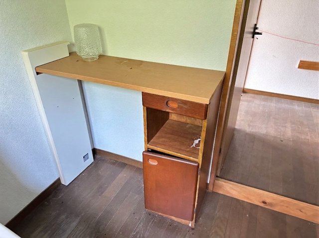 小物の整理や作業に使える棚が設置されています