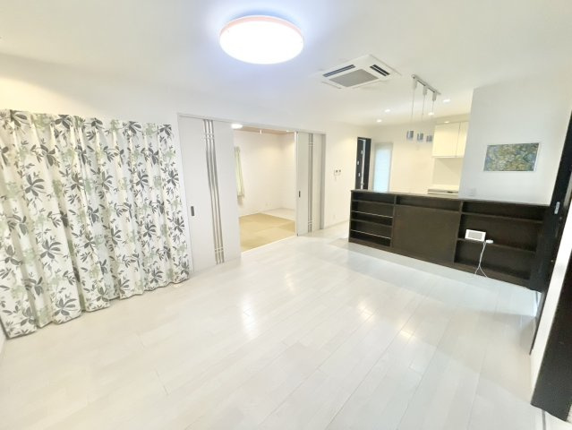 ホワイトの建具がお洒落なリビング☆