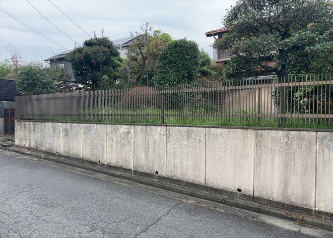 土地の前の道路に消火栓が設置されていることがあります。この場合、道路交通法第45条第1項により、駐車禁止の場所が指定されています。そのため、車庫などの駐車スペースをつくることができない場合があります。