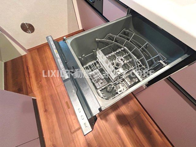 食器洗乾燥機付きで家族の食器もピカピカ。忙しい奥様には欠かせないアイテムのひとつ！！　