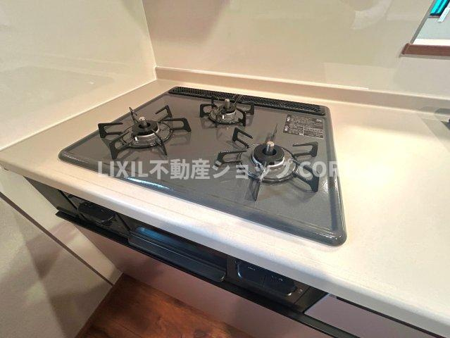 三口コンロで、お料理の効率もアップ！使い勝手の良さを考えました。お洒落なシステムキッチンです。　