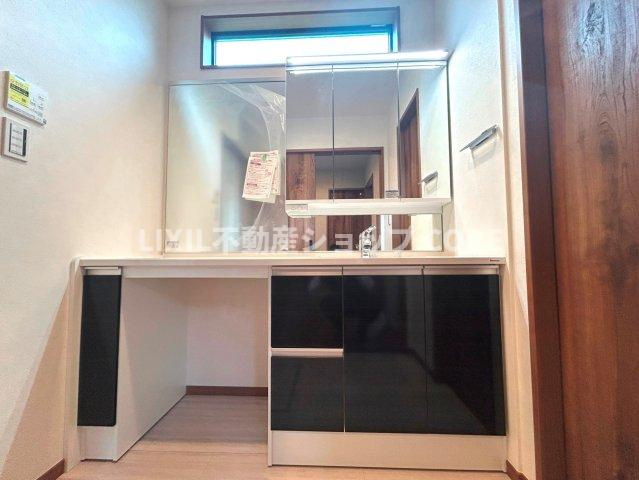 鏡の裏に豊富な収納量を確保した、三面鏡タイプの洗面化粧台。洗面室の整頓にも役立ちますね。　