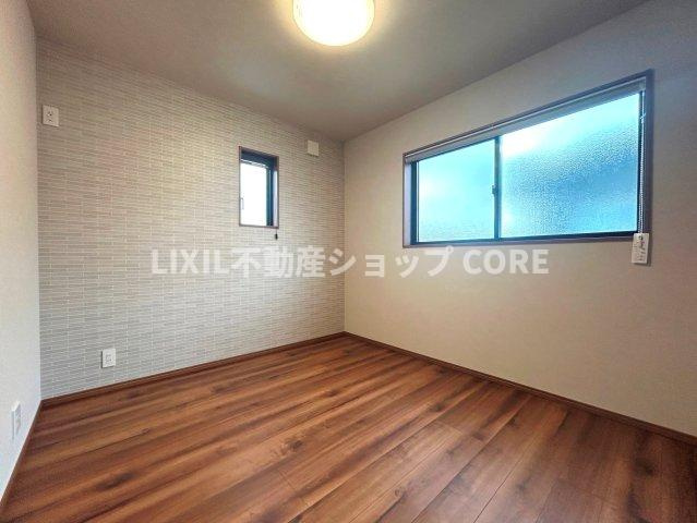 大きな窓からは快適な光を取り入れ、通気性能を上げる事で居心地の良い空間を演出します。　