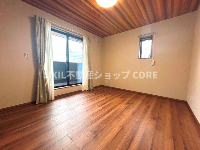 バルコニーに面した大きな窓は、お陽さまの光とさわやかな風をたっぷりとりこめます。　
