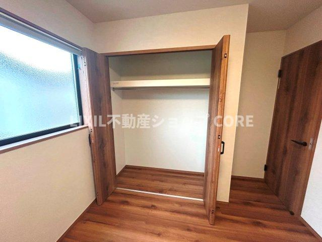 床材や建具は家具にも合わせやすい落ち着いた色合いになっております　