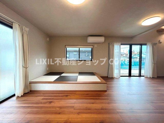 家具の配置がしやすい広さを確保しつつ、窓が多い設計は色々な角度から光が取り込める間取りです。　