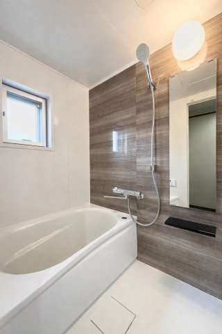 ◆モダンデザインの空間が気持ちよさを高めてくれるバスルーム。すっきりとした清潔感の中に都会的なセンスが感じられ、心身をリフレッシュできる寛ぎを深めてくれるスペースです。　