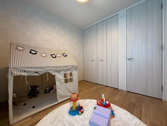 おもちゃを広げてのびのび遊べる♪家族の笑顔があふれるお部屋。