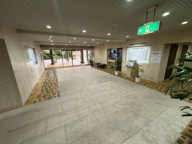 広々としたエントランスホールは明るく開放的な印象です。照明や植栽が整えられ、落ち着いた雰囲気の中で来客を迎えられます。掲示板やインフォメーションスペースも充実しており、管理体制の良さがうかがえます。