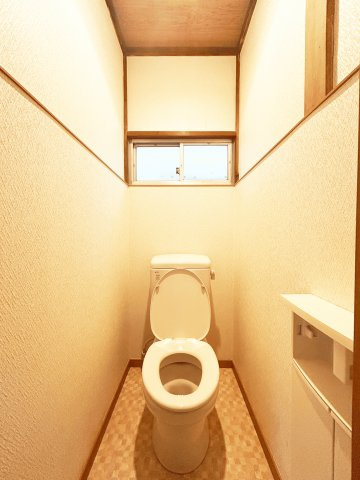 【トイレ】トイレにも窓があります。掃除も捗りますね◎