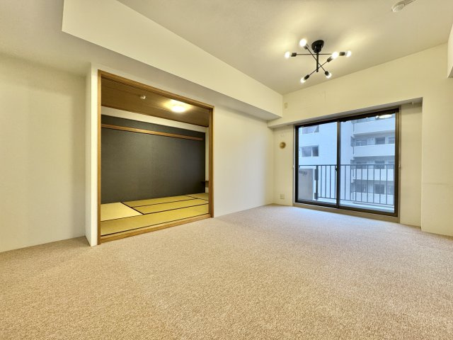 カーペットが敷かれており、下の階に足音が響きにくくなっています！小さなお子様がいても安心ですね！　