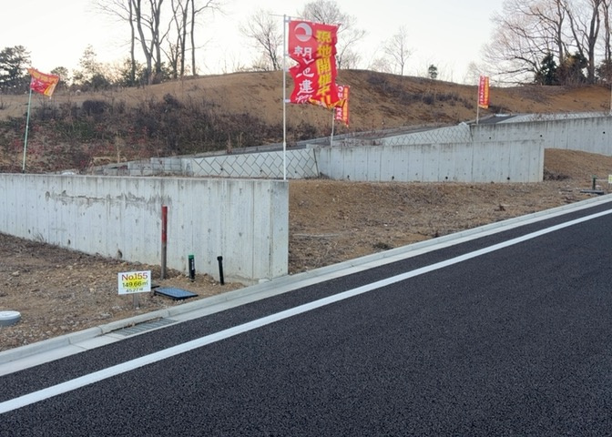 土地の形が極端に長細かったり、狭小地、あるいは道路との高低差がある傾斜地だった場合、後々売ろうとしても買い手がつかない場合もあります。後々、売却することになった時に価値の下がらない土地を選びましょう。