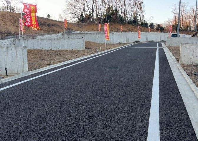 土地の面積＝住宅面積ではありません。建ぺい率の問題などで、土地のある場所によって住宅を建てられる面積は限られています。高さもしかり、「土地」という言葉の中には、建築条件も含まれると考えておきましょう。