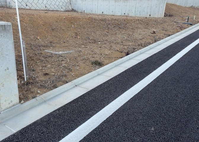 家を建てる場合、方位は要チェックです。現実的に日当たりのよい家ならばリビングは南側、建築基準法でも北側に当たる家への配慮は求められています。土地を見学に行く際は、方位磁針を持って行くようにしましょう。