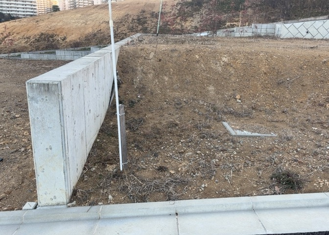土地を買う際、住む地域の自治体や福祉の補助制度にも注目してみましょう。子供や老人の医療補助やゴミ出しのルールなど、自治体によってルールに大きな違いがあるため、暮らしやすい土地で判断するとよいでしょう。