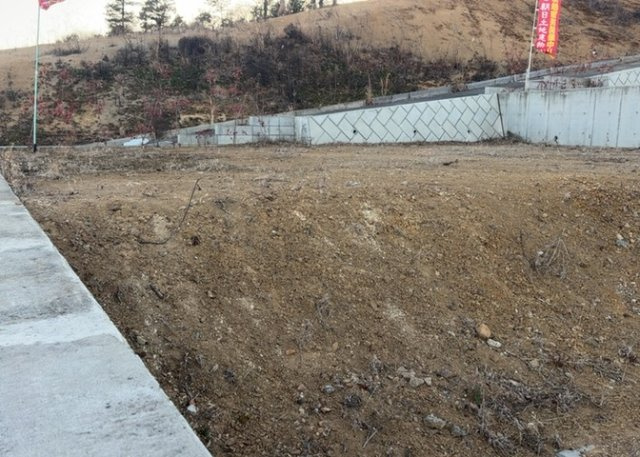 土地の前の道路に消火栓が設置されていることがあります。この場合、道路交通法第45条第1項により、駐車禁止の場所が指定されています。そのため、車庫などの駐車スペースをつくることができない場合があります。